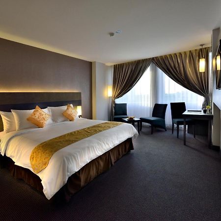 Tjokro Hotel Пеканбару Экстерьер фото