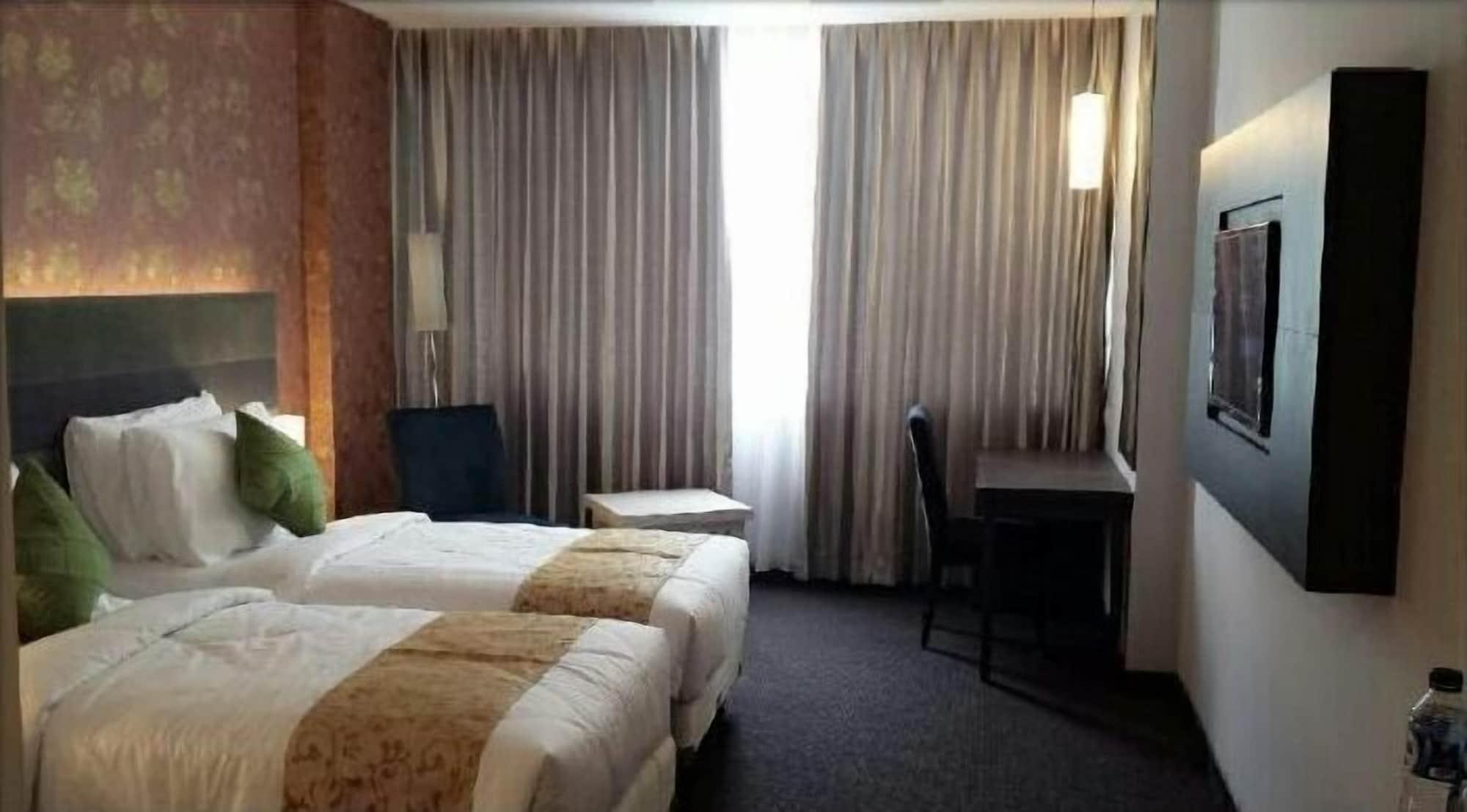 Tjokro Hotel Пеканбару Экстерьер фото