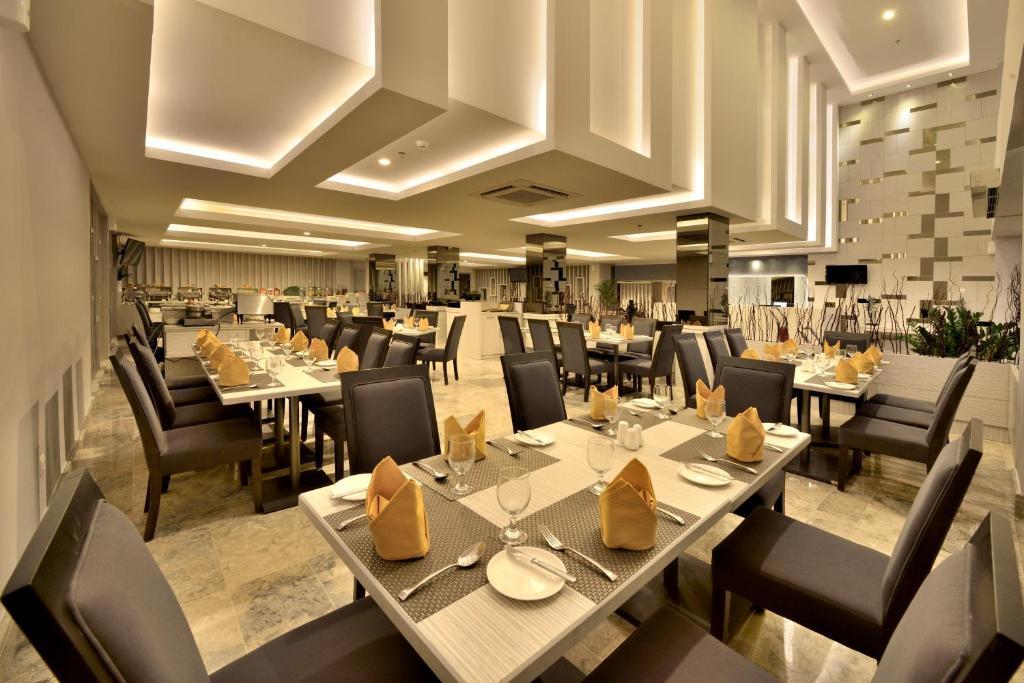 Tjokro Hotel Пеканбару Экстерьер фото