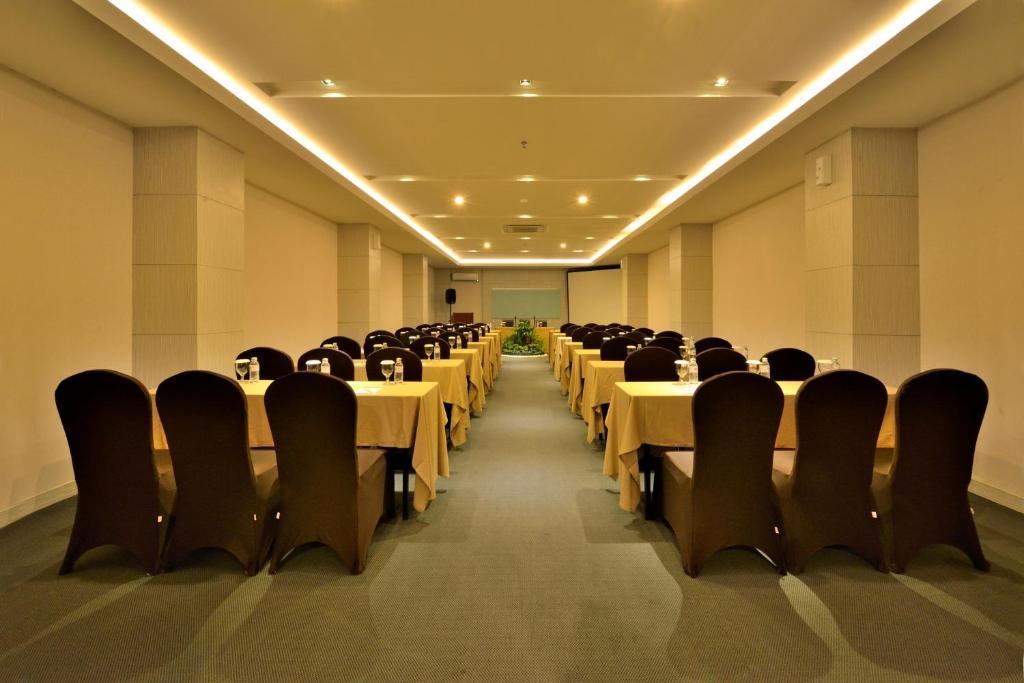 Tjokro Hotel Пеканбару Экстерьер фото